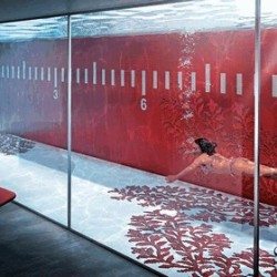 vörös mozaik a medencében