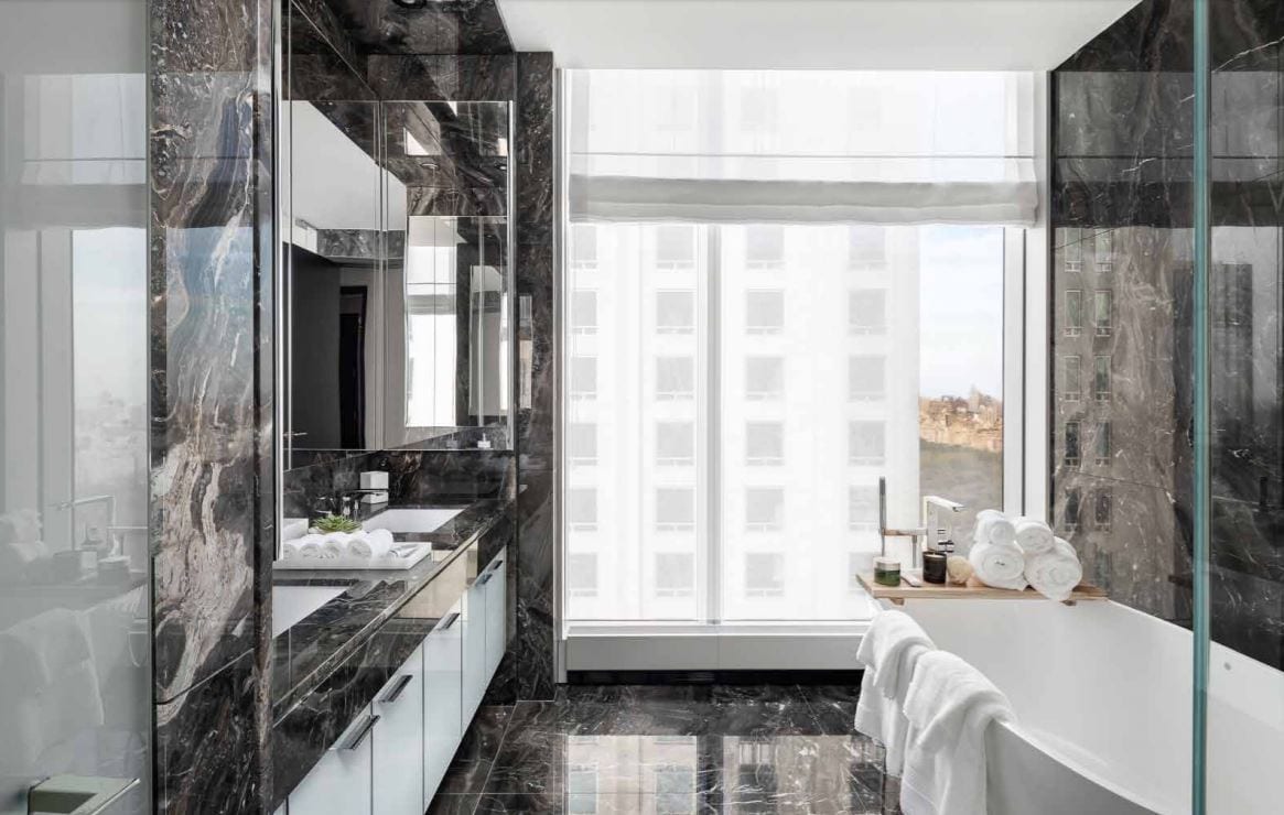 SICIS fürdőszoba és a Central Park Tower csodás ablakai